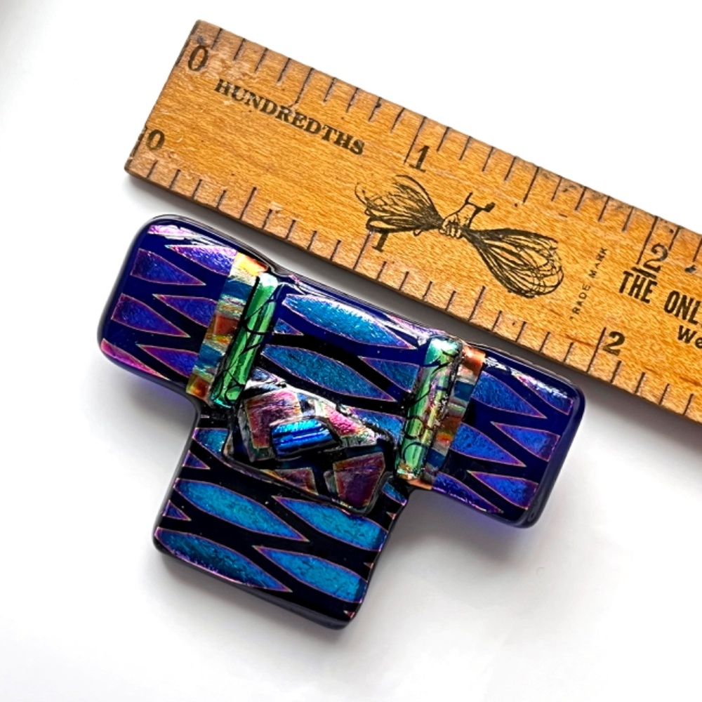 Kimono Brooch - Richly patterned dichroic fused glass Jewelry - Picture 5 of 8